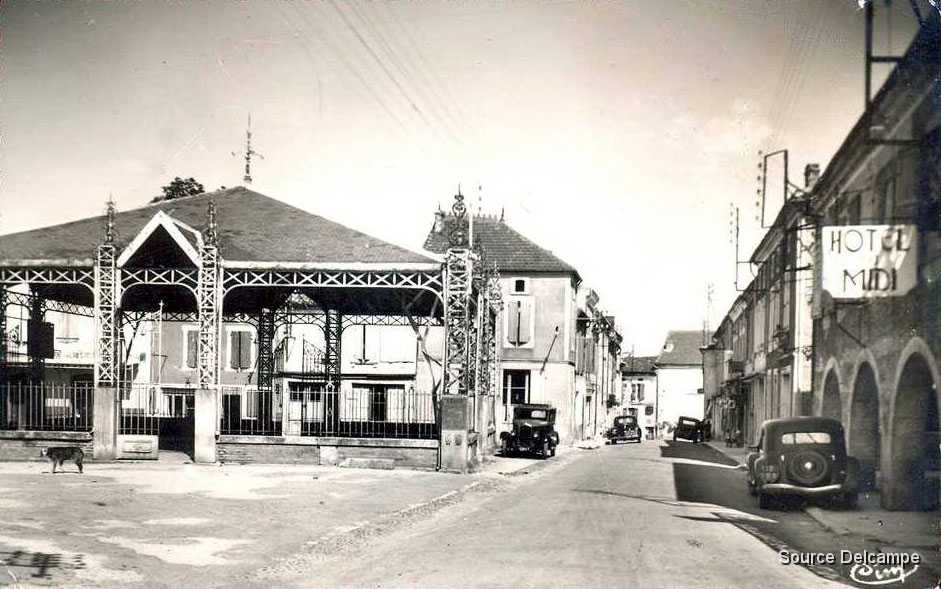82 Bourg de Visa La Halle et la Grande Rue.jpg